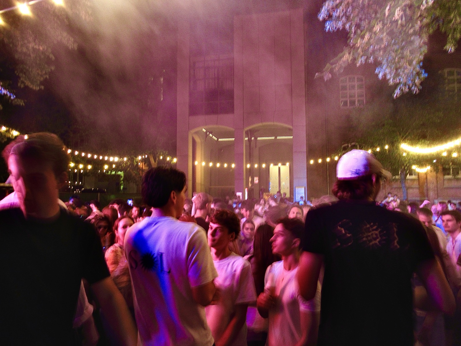 Feiernde Menge unter Lichterketten bei einer SOL Open-Air-Party in Hannover