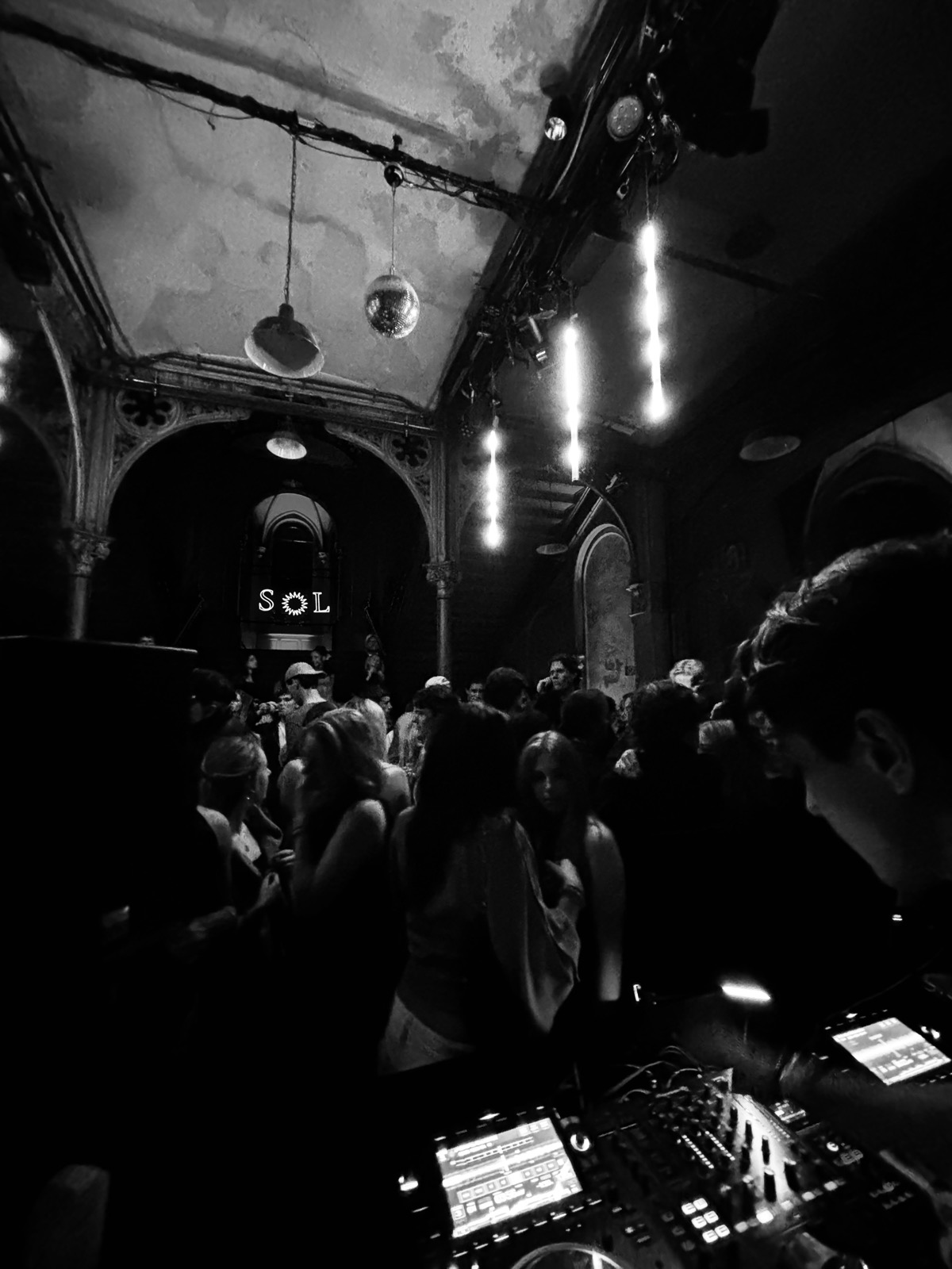 Blick vom DJ-Pult auf die volle Tanzfläche mit Discokugel bei einem SOL Event in Hannover