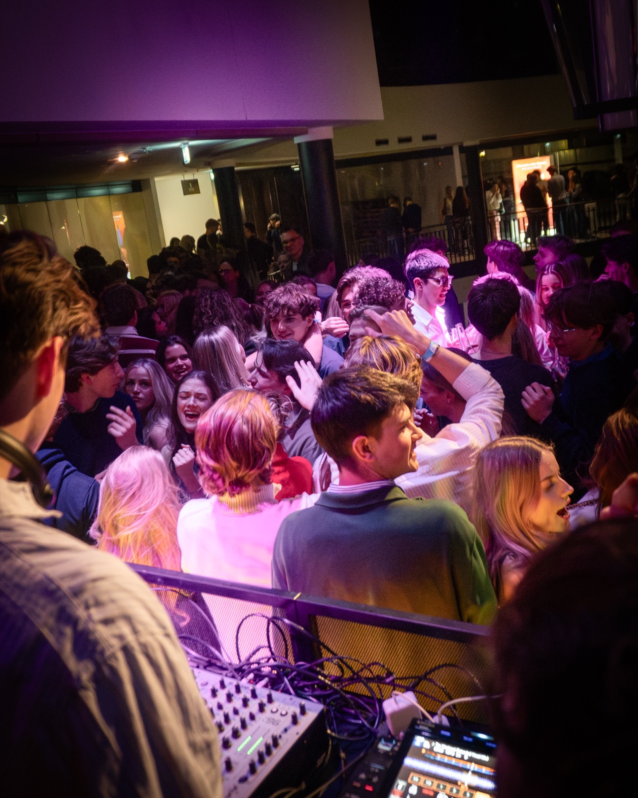 Volle Tanzfläche bei einer SOL House-Party in Hannover, Blick vom DJ-Pult